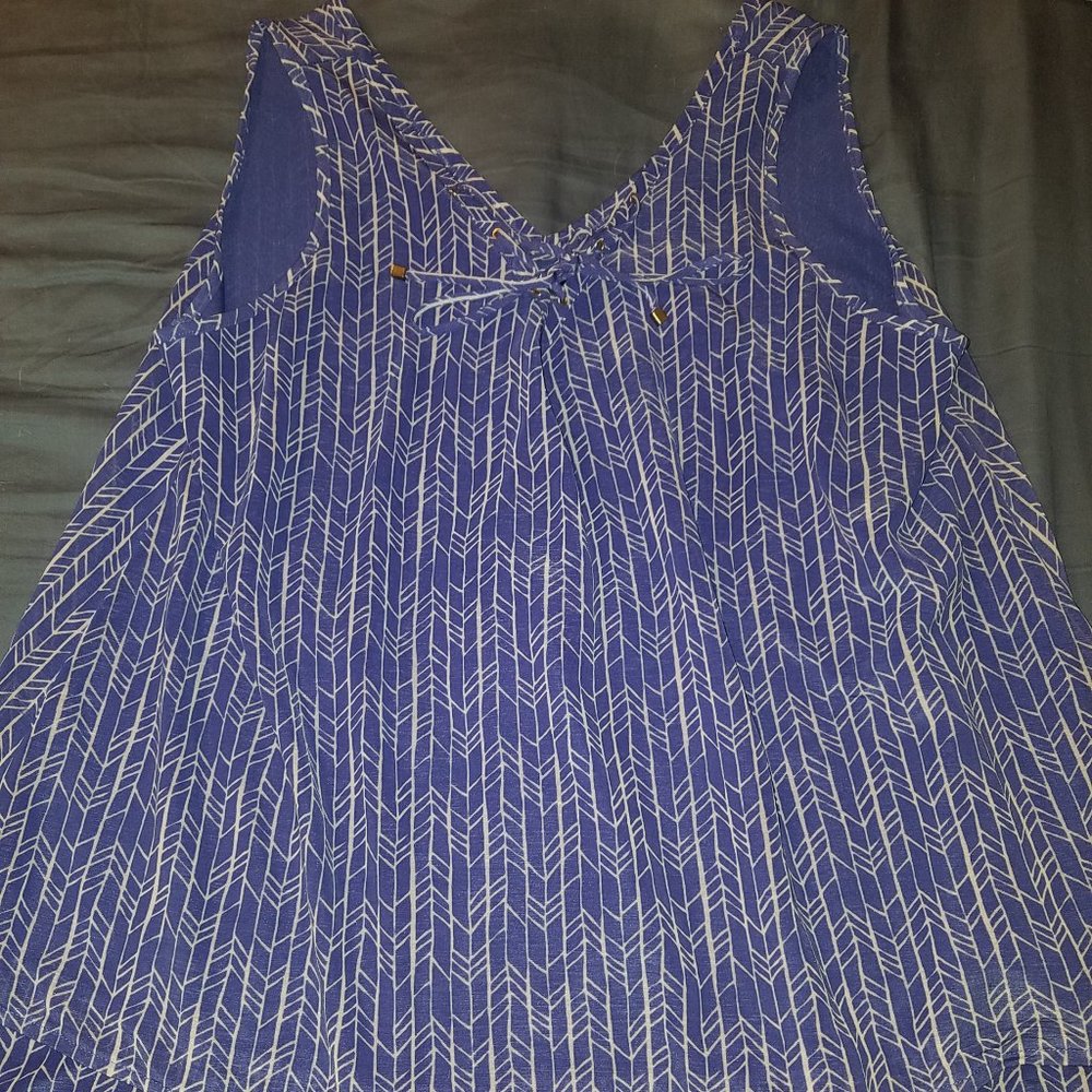 Sleeveless tie/v-neck blouse